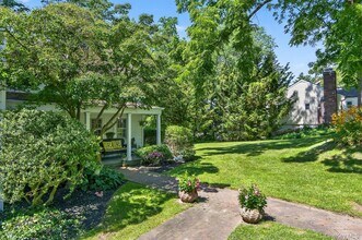 4 Parkview Ter in Huntington, NY - Building Photo - Building Photo