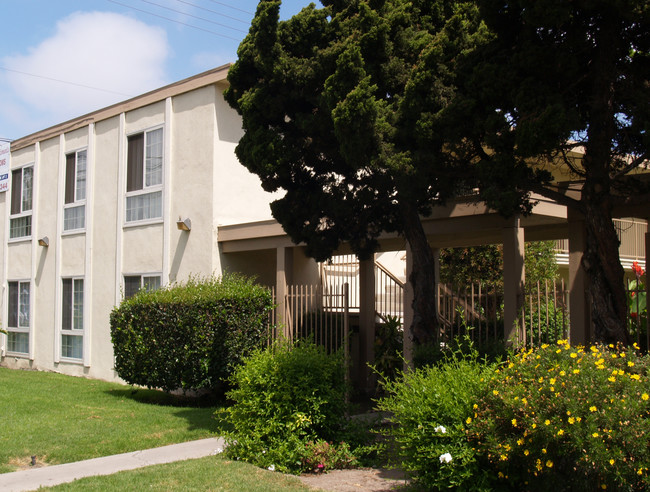 Wilshire Apartments in Santa Ana, CA - Foto de edificio - Building Photo