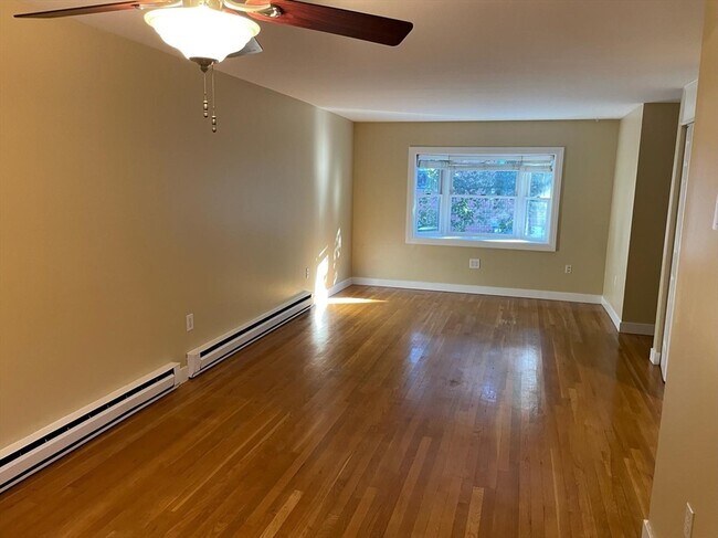 135 Bolton St, Unit SF in Boston, MA - Building Photo - Building Photo