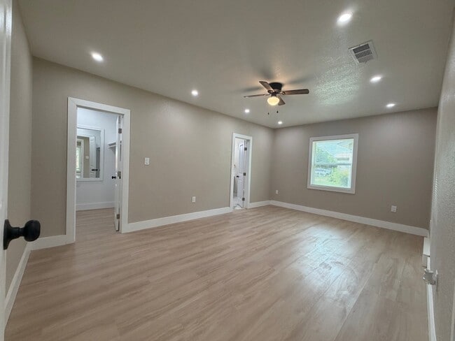 302 N Cottonwood Dr in Richardson, TX - Foto de edificio - Building Photo