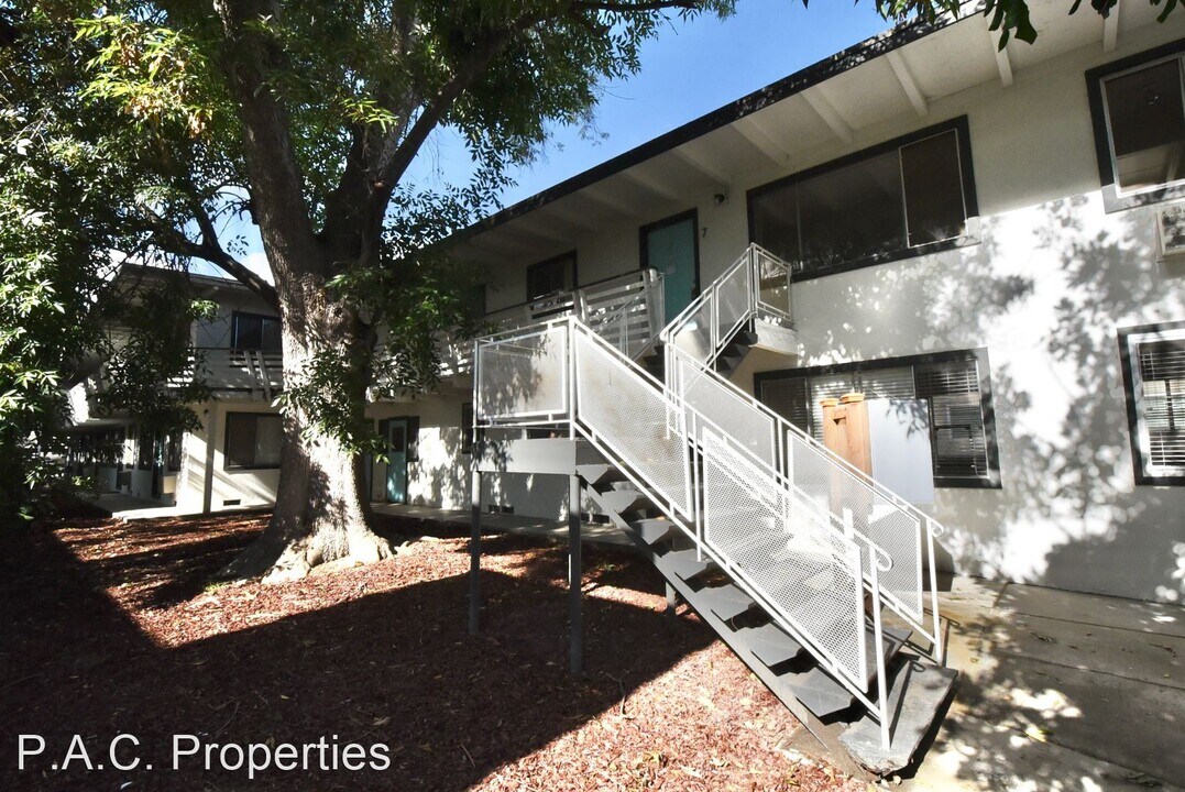6125 Whitsett Ave in Los Angeles, CA - Building Photo
