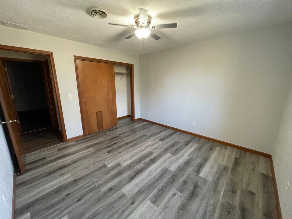 106 S 4th St in San Jose, IL - Foto de edificio