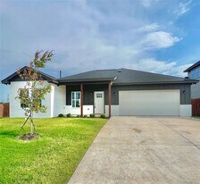 101 Magnolia Ests St in Crowley, TX - Building Photo