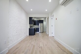 643 Knickerbocker Ave in Brooklyn, NY - Building Photo - Floor Plan