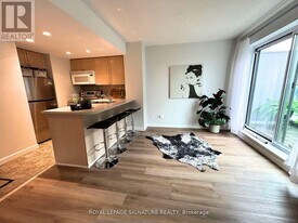 8 Park Rd in Toronto, ON - Building Photo