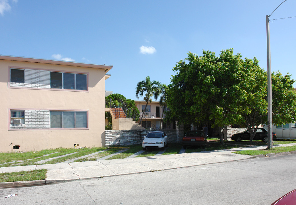 De Vivar Apartments in Miami, FL - Building Photo