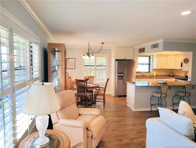 511 SW South River Dr, Unit 207 in Stuart, FL - Foto de edificio - Building Photo