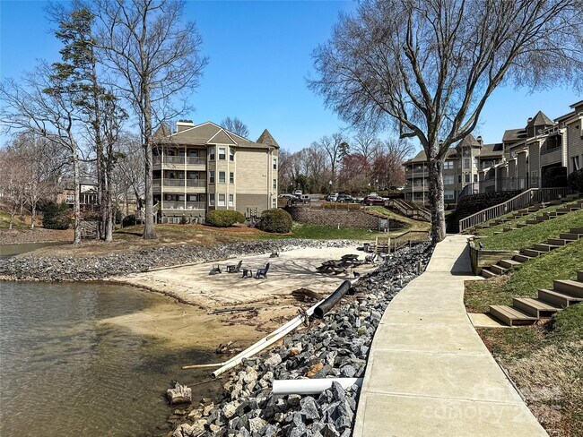13933 Queens Harbor Rd in Charlotte, NC - Building Photo - Building Photo