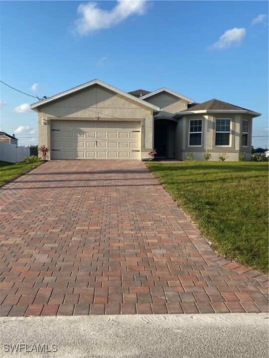 211 NE 20th St in Cape Coral, FL - Building Photo