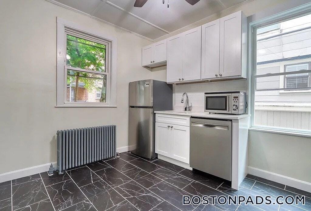 17 Pond St in Boston, MA - Building Photo