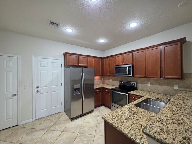 1069 Normandie Way in Vero Beach, FL - Building Photo - Building Photo