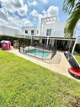 10359 NW 67th Terrace in Doral, FL - Building Photo - Building Photo