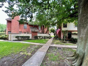 2211 S Kirkwood Rd in Houston, TX - Building Photo - Building Photo