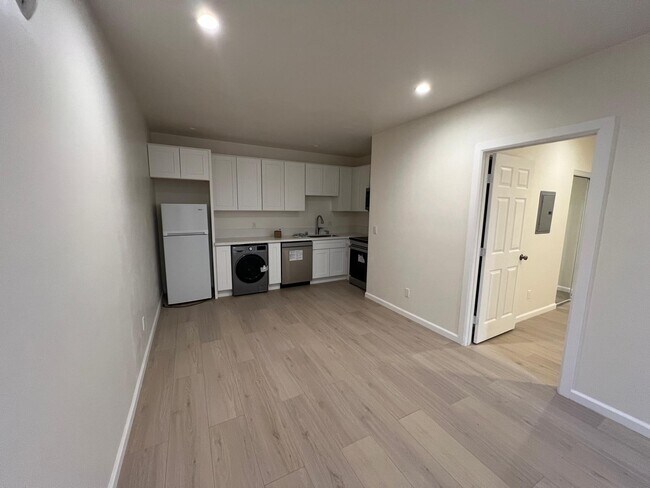 8431 Denise Ln in West Hills, CA - Foto de edificio - Building Photo