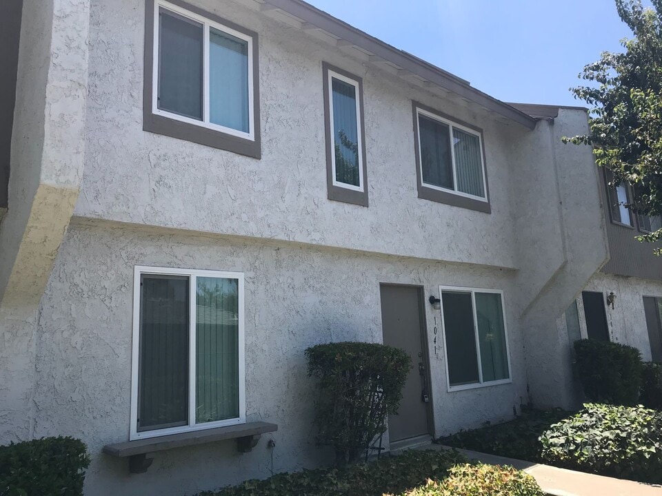 1041 Clark St in Riverside, CA - Building Photo