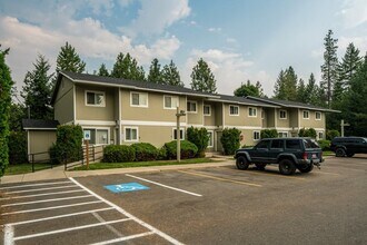 5923 Massachusetts St in Spirit Lake, ID - Building Photo - Building Photo