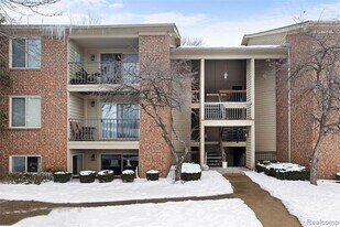 2620 Greenstone Blvd, Unit 1801 in Auburn Hills, MI - Building Photo