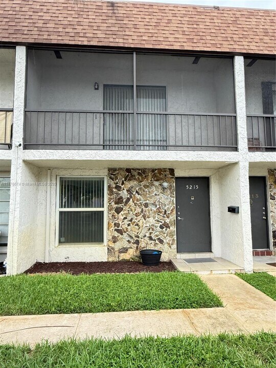 5215 SW 40th Ave in Fort Lauderdale, FL - Building Photo