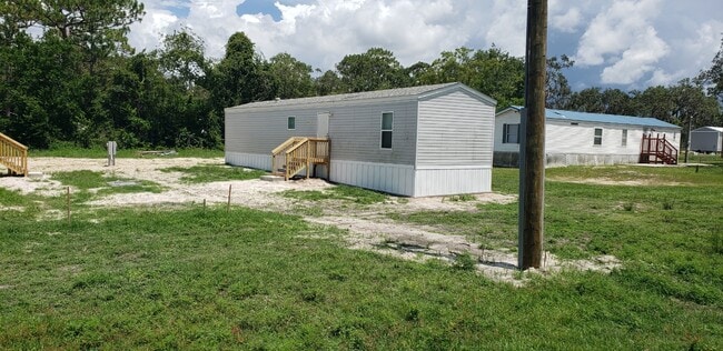 17020 Meridian Blvd in Hudson, FL - Foto de edificio - Building Photo