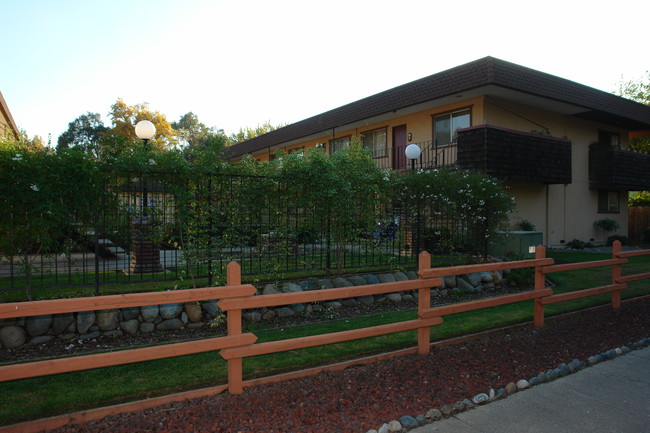 Campus Place Apartments in Chico, CA - Building Photo - Building Photo