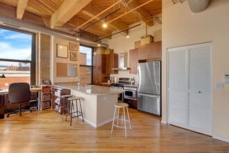 1040 W Adams St, Unit 362 in Chicago, IL - Foto de edificio - Building Photo