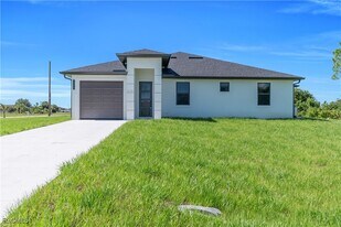 1112 Eisenhower Blvd in Lehigh Acres, FL - Building Photo