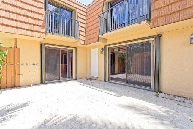 2585 Garden Ct in Hollywood, FL - Building Photo - Building Photo