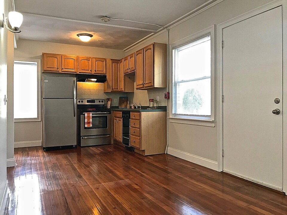 481 Oaklawn Ave in Cranston, RI - Building Photo