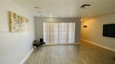 6810 NW 28th St in Sunrise, FL - Building Photo - Building Photo