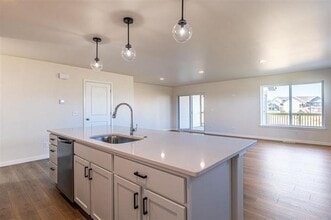 1140 Dahnovan Dr in North Liberty, IA - Building Photo - Building Photo