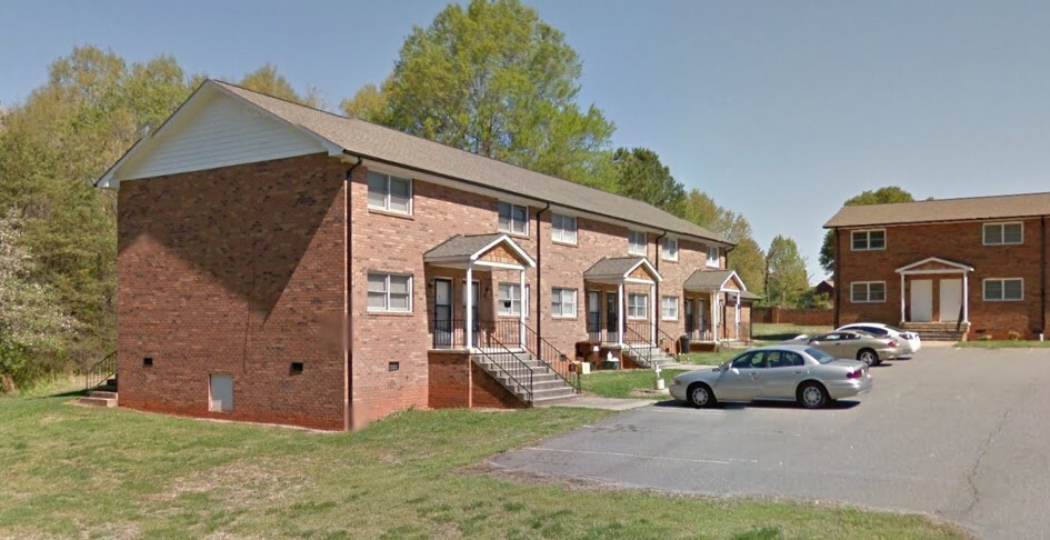 2675 Bethlehem Dr in Claremont, NC - Foto de edificio