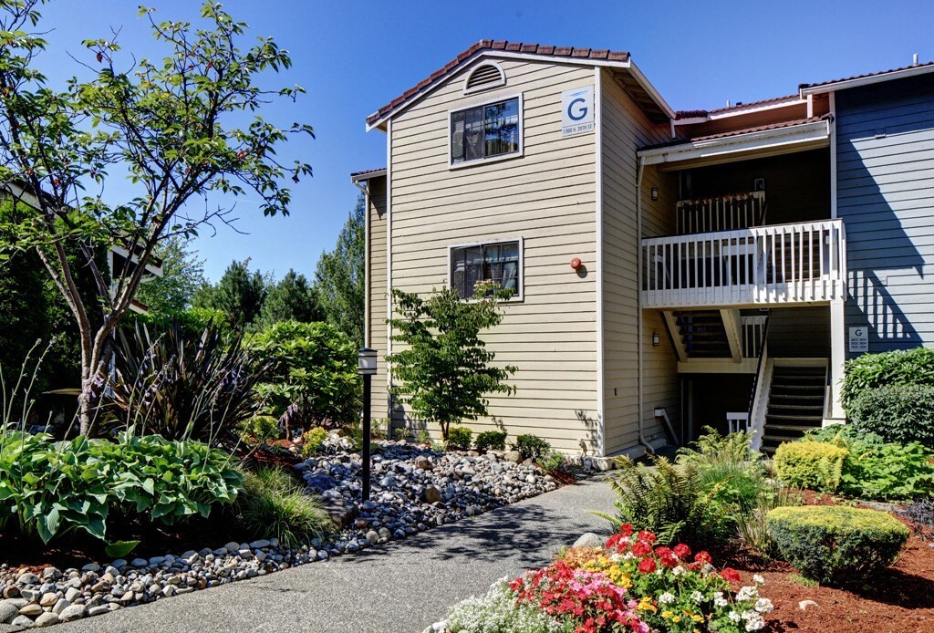 2000 Lake Washington Apartments in Renton, WA - Foto de edificio