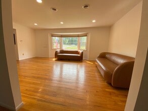 212 Fort Lee Pl in Orangeburg, NY - Foto de edificio - Building Photo