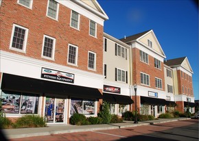 68 Center St in Hyannis, MA - Foto de edificio - Building Photo