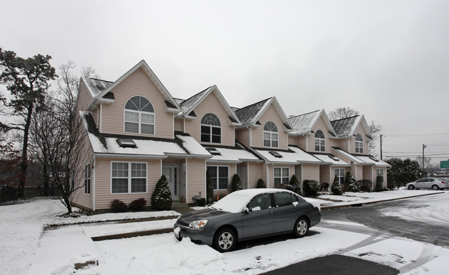 1-5 Sunridge Ln in Islip, NY - Foto de edificio - Building Photo