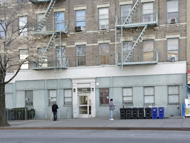 1306 Boston Rd in Bronx, NY - Foto de edificio - Building Photo