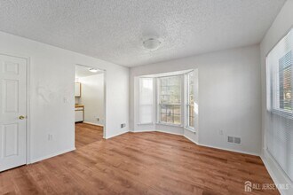 194 Darwin Ln in North Brunswick, NJ - Building Photo - Building Photo