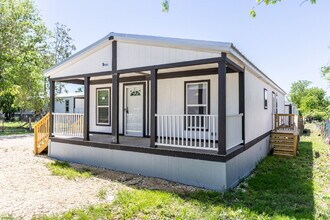 193 Live Oaks St in Medina, TX - Foto de edificio - Building Photo