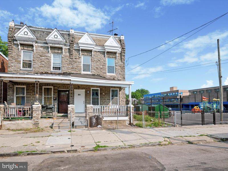 931 E Woodlawn St in Philadelphia, PA - Building Photo