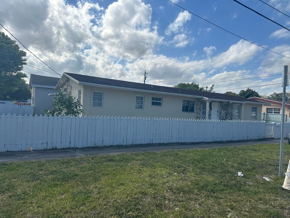 17100 NE 3rd Ct in North Miami Beach, FL - Building Photo