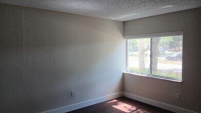 701 N Pine Island Rd, Unit 102 in Plantation, FL - Foto de edificio - Building Photo