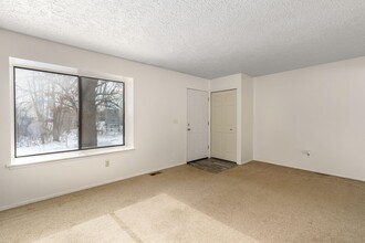 229 Summit Rdg in White Lake, MI - Building Photo - Interior Photo