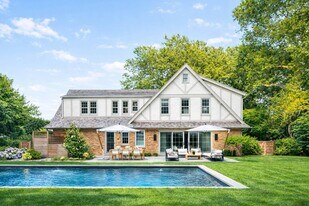 68 Mill Hill Ln in East Hampton, NY - Building Photo