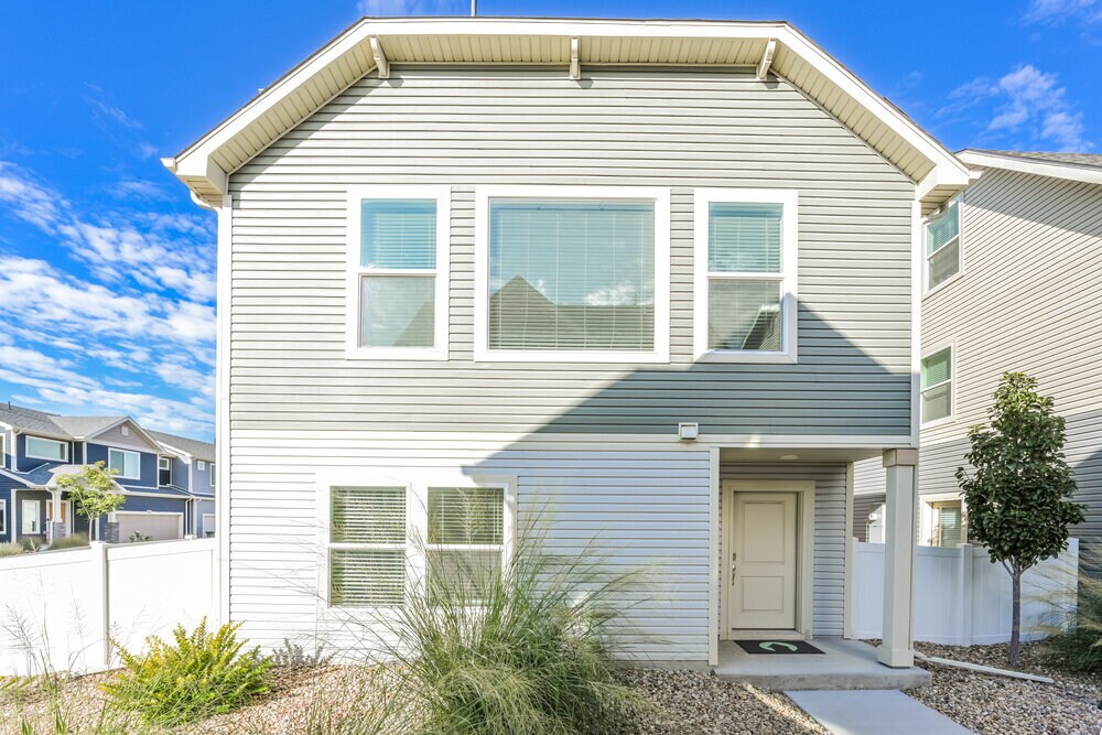 18561 E 47th Ave in Denver, CO - Building Photo
