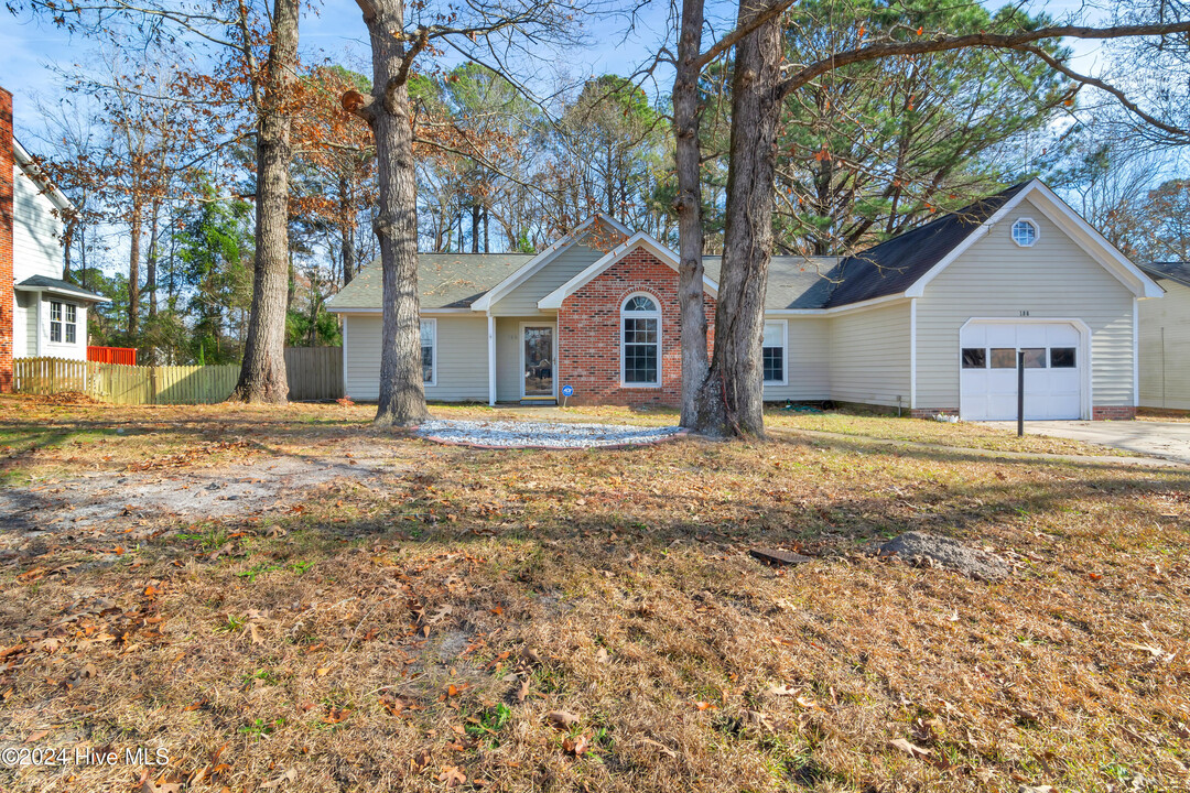 186 Raintree Cir in Jacksonville, NC - Building Photo