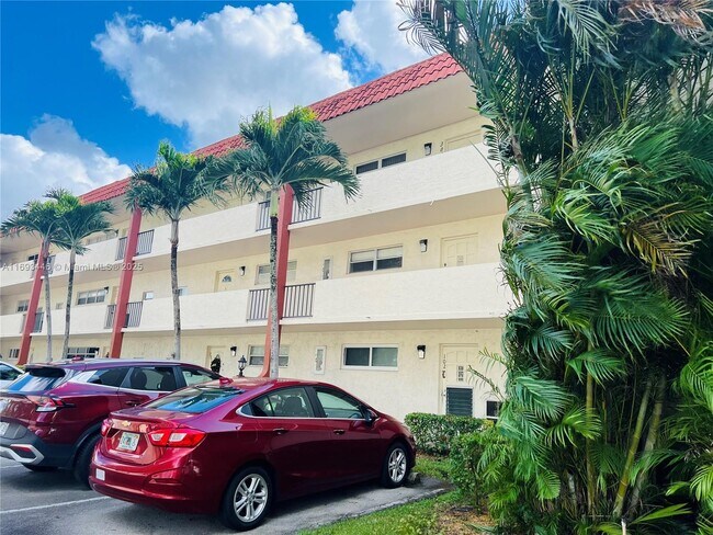 9820 S Hollybrook Lake Dr in Pembroke Pines, FL - Foto de edificio - Building Photo