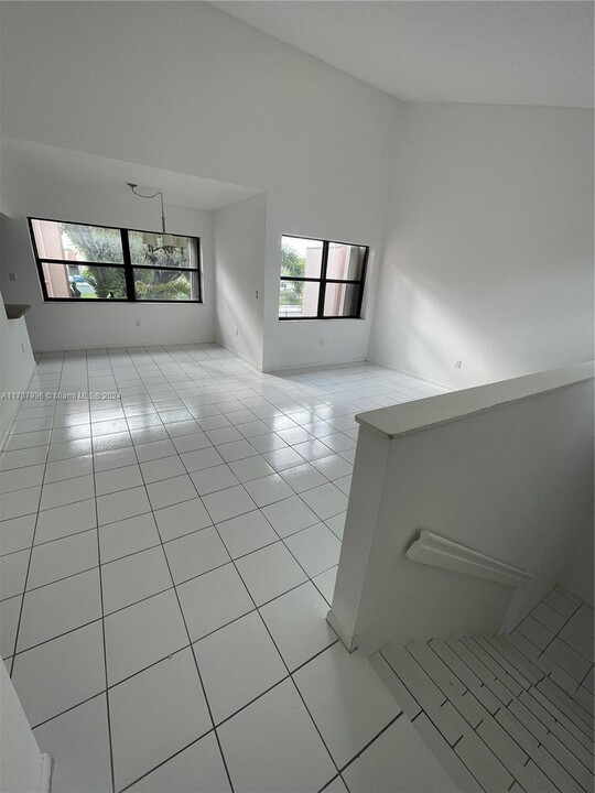 615 W Park Dr in Miami, FL - Building Photo