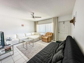 3280 Lake Osborne Dr, Unit 207 in Lake Worth Beach, FL - Foto de edificio - Building Photo