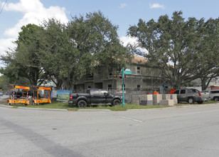 Manors at Middle River in Wilton Manors, FL - Building Photo - Building Photo