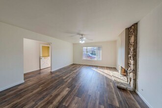 16562 Sabot Ln in Huntington Beach, CA - Foto de edificio - Building Photo